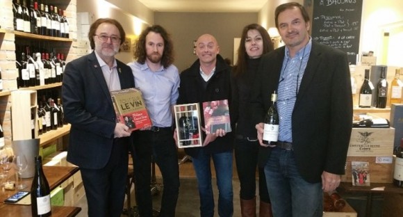Philippe Faure-Brac et Bernard Duseigneur découvrent le concept de vieillissement du vin immergé