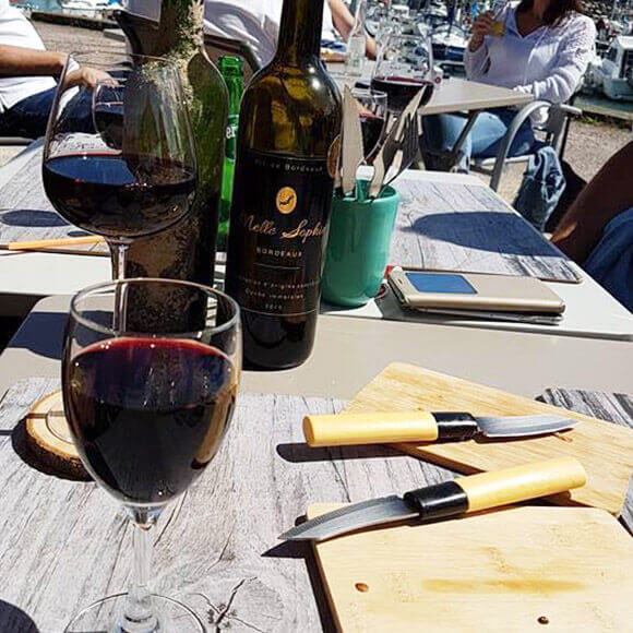 Dégustation de vin immergé à l’Echouage, restaurant et cave à Pléneuf-Val-André en baie de Saint-Brieuc